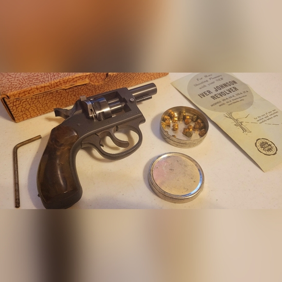 THEATRICAL PROP GUN IVER JOHNSON BLANK STARTER PISTOL W/ ORIGINAL BOX - Picture 3 of 10